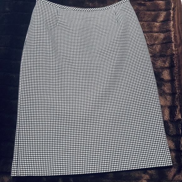 Tahari 2-pc suit, black dress jacket, and skirt, knee length, classy, size 4 - Picture 3 of 4